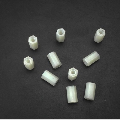 Tarpinė įvorė 10 mm - M3 - 10 vnt - Stulpelis, poliamido