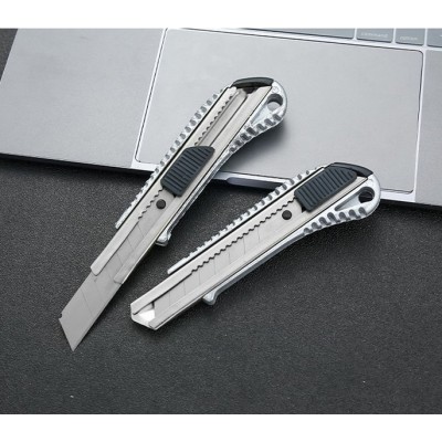 Universalus peilis, metalinis - su ištraukiamu ašmeniu 18 mm -