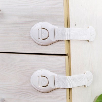 Spintos stalčiaus užraktas iš audinio - balta - atidarymo