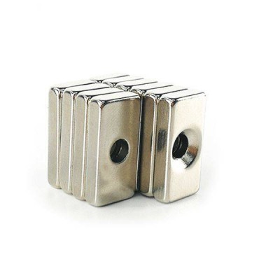 Stačiakampis magnetas 20x10x3-4 mm su 4 mm skyle - N35 -