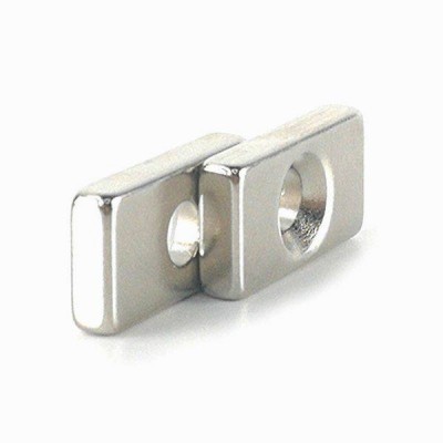 Stačiakampis magnetas 20x10x3-4 mm su 4 mm skyle - N35 -