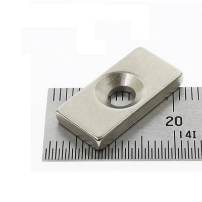 Stačiakampis magnetas 20x10x3-4 mm su 4 mm skyle - N35 -